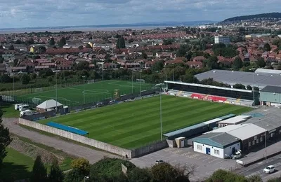 Sân vận động Woodspring Stadium nhìn từ bên ngoài, biểu tượng của Weston-super-Mare AFC