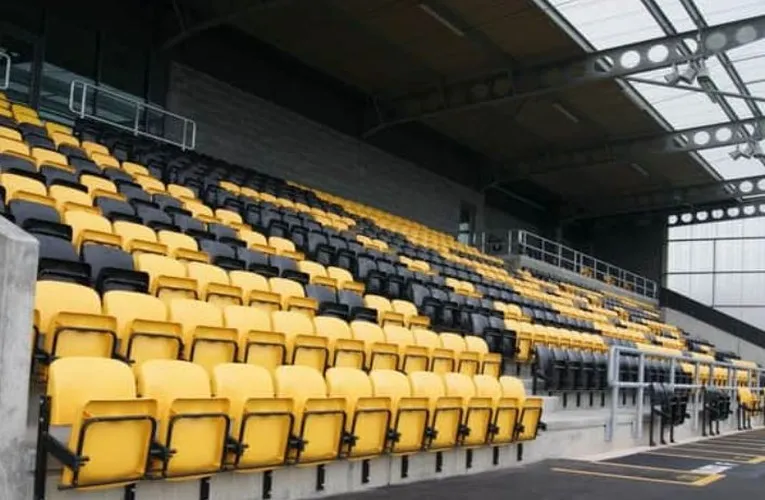 Sơ đồ bố trí chỗ ngồi sân vận động Boston Community Stadium, hiển thị các khu vực khán đài chính và bậc thang