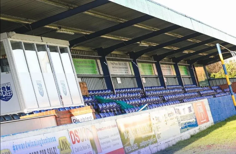Sơ đồ chỗ ngồi chi tiết tại Neuven Stadium, hướng dẫn vị trí các khán đài của Radcliffe FC