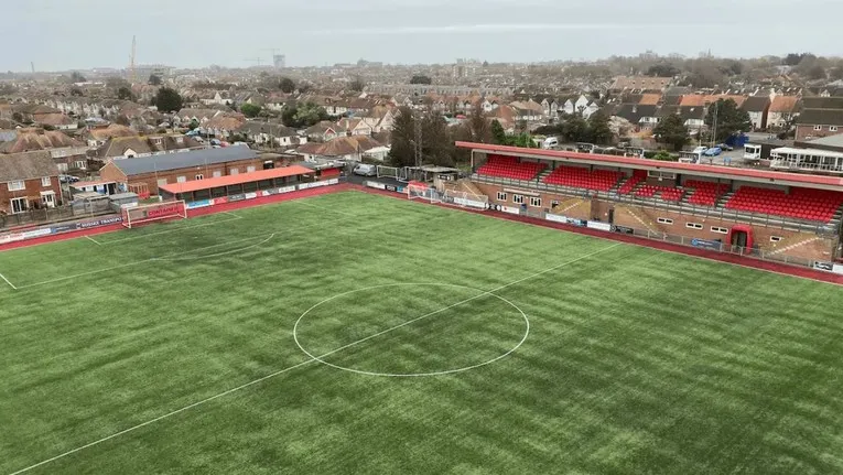 Sơ đồ chỗ ngồi và bố trí khán đài tại sân Woodside Road Stadium, Worthing, minh họa khu vực ngồi và đứng