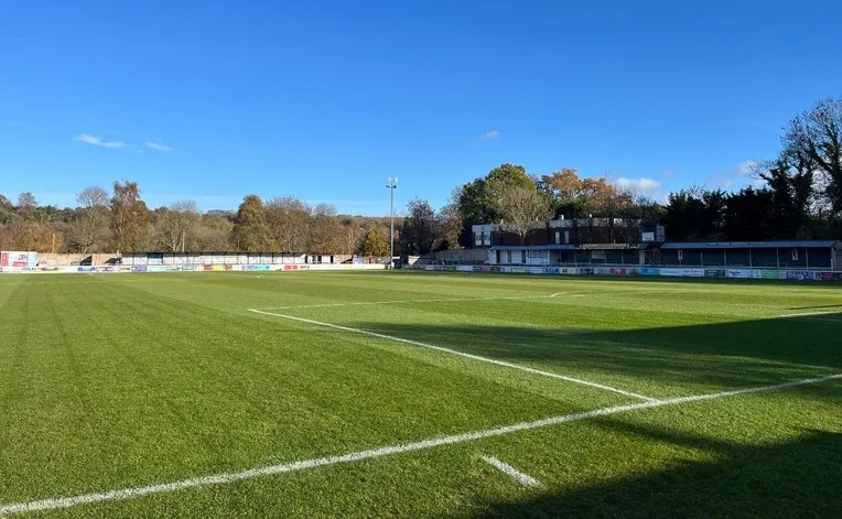 Tầm nhìn toàn cảnh sân The Meadow từ khán đài, thể hiện vẻ đẹp mộc mạc của sân nhà Chesham United