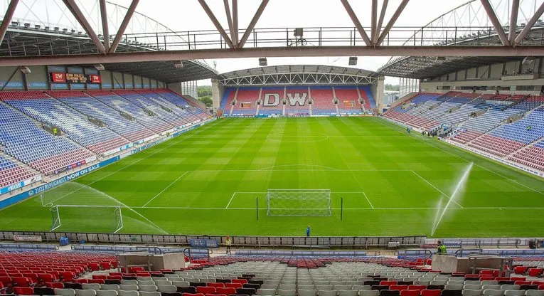 Tầm nhìn toàn cảnh từ khán đài sân Brick Community Stadium, bao quát cả sân cỏ và khán giả