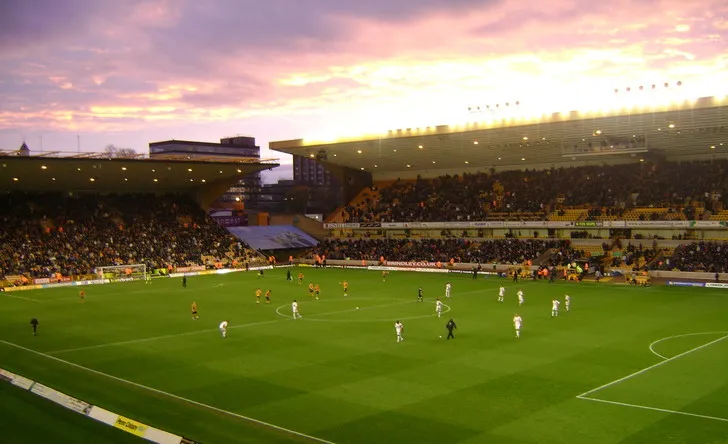 Tầm nhìn từ khán đài sân Molineux, cho thấy toàn cảnh sân cỏ