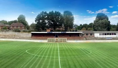 The Meadow lung linh dưới ánh chiều tà, biểu tượng của Chesham United và bóng đá cộng đồng Anh