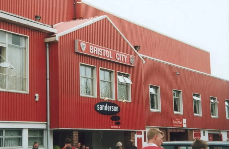 Tòa nhà chính đồ sộ của sân vận động Ashton Gate