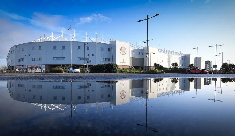 Toàn cảnh bên ngoài sân vận động Bloomfield Road