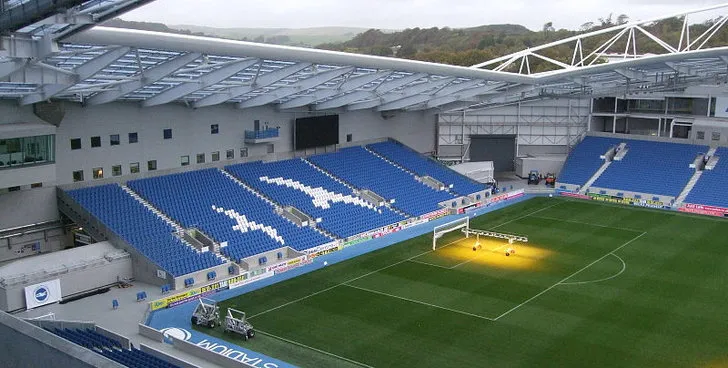 Toàn cảnh khán đài Bắc Falmer Stadium với ghế ngồi xanh trắng, nơi cổ động viên Brighton tiếp lửa