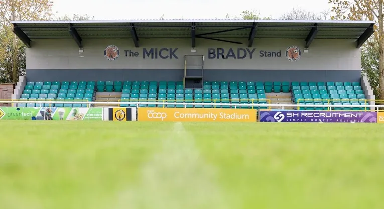Toàn cảnh khán đài Mick Brady tại sân Your Co-Op Community Stadium, biểu tượng của sự kiên cường Leamington FC