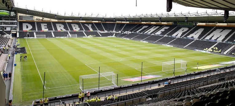 Toàn cảnh sân Pride Park từ góc sân