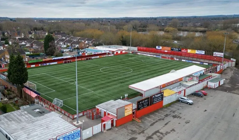 Toàn cảnh sân The Lamb Ground, Tamworth, từ trên cao, phô bày kiến trúc và sân cỏ