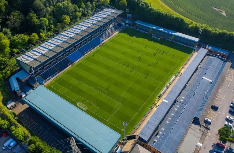 Toàn cảnh sân vận động Adams Park rực rỡ dưới ánh nắng ban mai, nơi Wycombe Wanderers viết nên huyền thoại bóng đá Anh