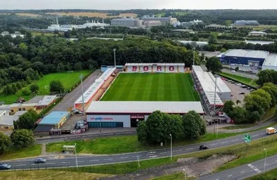 Toàn cảnh sân vận động Broadhall Way Stevenage nhìn từ trên cao rực rỡ dưới nắng chiều, biểu tượng của Stevenage FC