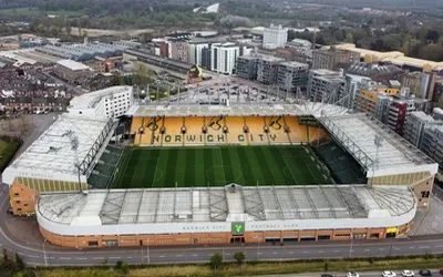 Toàn cảnh sân vận động Carrow Road từ trên cao rực rỡ dưới nắng hoàng hôn