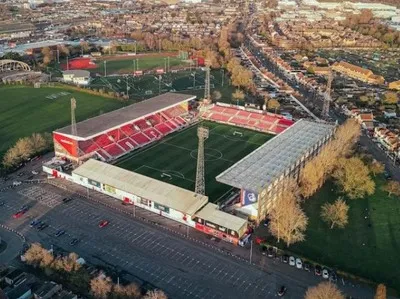 Toàn cảnh sân vận động County Ground từ trên cao, nhìn rõ kiến trúc và các khán đài xanh mướt của Swindon Town FC