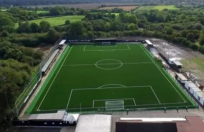 Toàn cảnh sân vận động Dales Lane, biểu tượng của câu lạc bộ Rushall Olympic FC, trong một buổi chiều mộng mơ của bóng đá Anh cấp thấp
