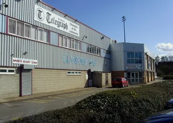Toàn cảnh sân vận động Glanford Park của Scunthorpe United dưới ánh nắng chiều