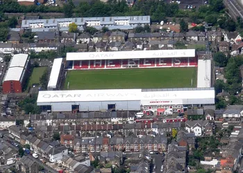 Toàn cảnh sân vận động Griffin Park huyền thoại từ trên cao, biểu tượng của Brentford F.C. và bóng đá Anh