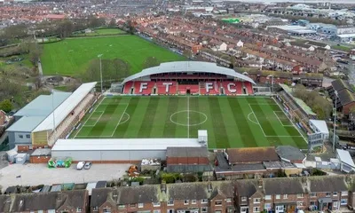 Toàn cảnh sân vận động Highbury của Fleetwood Town FC từ trên cao, biểu tượng của bóng đá Anh cấp thấp
