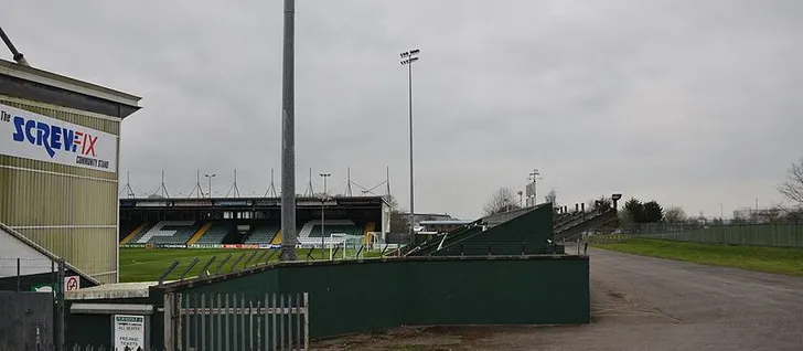 Toàn cảnh sân vận động Huish Park trong một ngày thi đấu