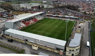 Toàn cảnh sân vận động Mazuma Mobile từ trên cao, kiến trúc hiện đại của Morecambe FC