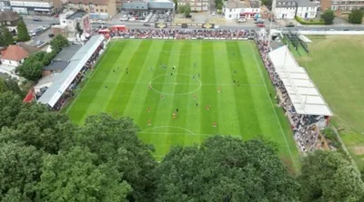 Toàn cảnh sân vận động Park View Road, mái nhà của Welling United và Erith & Belvedere