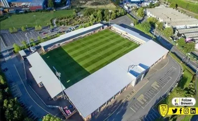 Toàn cảnh sân vận động Pirelli Stadium, mái ấm của Burton Albion, dưới ánh chiều tà lãng mạn