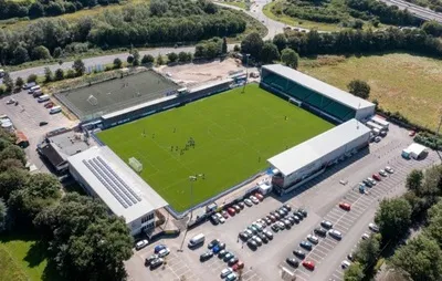 Toàn cảnh sân vận động Silverlake của Eastleigh FC nhìn từ trên cao, biểu tượng của bóng đá Anh cấp thấp