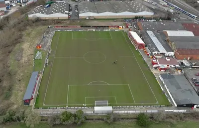 Toàn cảnh sân vận động Spencer Stadium của Banbury United dưới ánh nắng chiều, biểu tượng lịch sử bóng đá cộng đồng Anh