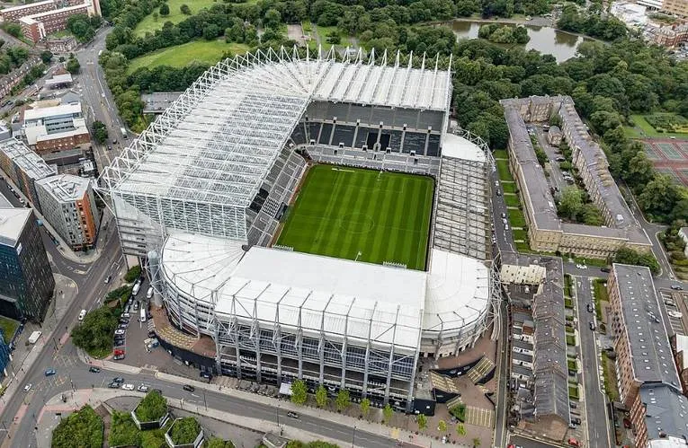 Toàn cảnh sân vận động St. James' Park nhìn từ trên cao, kiến trúc độc đáo của Newcastle United