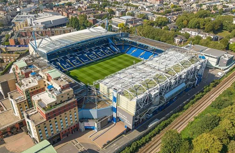 Toàn cảnh sân vận động Stamford Bridge từ trên không, cho thấy sự quy mô và vị trí trong lòng London