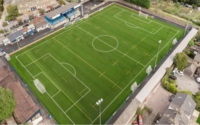 Toàn cảnh sân vận động The Silverlands, thánh địa lịch sử của câu lạc bộ Buxton FC.