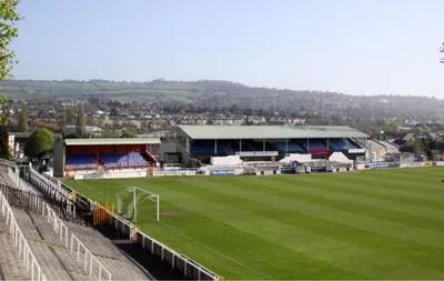 Toàn cảnh sân vận động Twerton Park tại Bath, biểu tượng lịch sử của câu lạc bộ Bath City