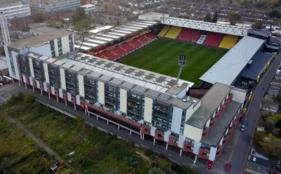 Toàn cảnh sân vận động Vicarage Road huyền thoại nhìn từ trên cao, nơi gắn liền với lịch sử Watford FC và Ngoại hạng Anh