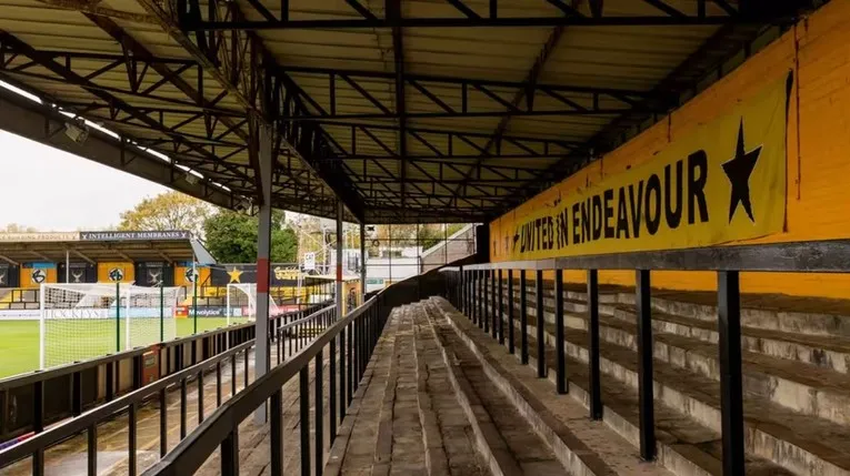 Tổng quan các khán đài và khu vực đứng tại Abbey Stadium Cambridge, kiến trúc sân bóng đá truyền thống Anh