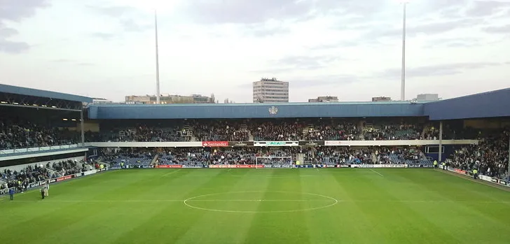 Tổng thể sân vận động Loftus Road, kiến trúc truyền thống Anh