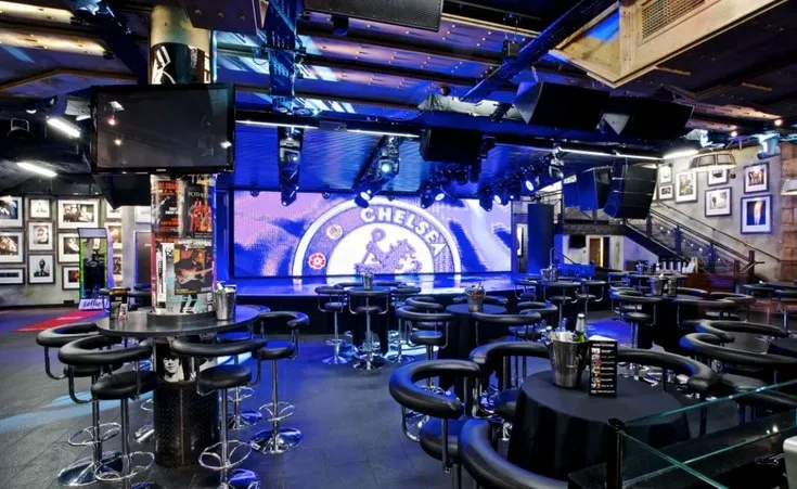 Trải nghiệm khu vực hospitality sang trọng tại Stamford Bridge, với tầm nhìn trực tiếp ra sân cỏ của Chelsea