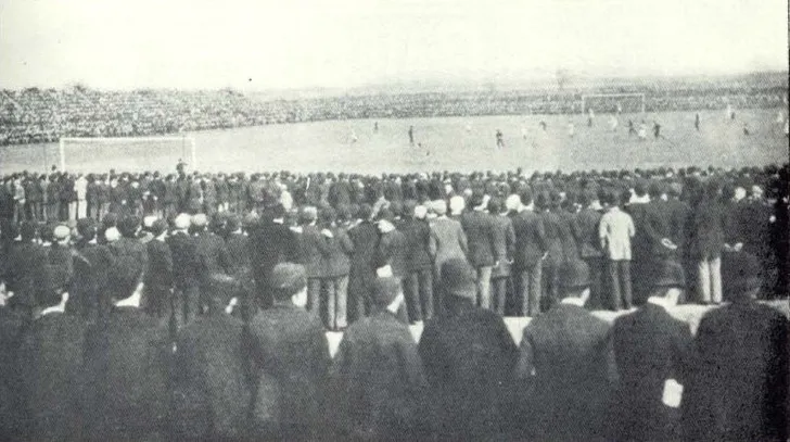 Trận đấu Everton v Wolves năm 1913 tại Goodison Park, hình ảnh cổ điển đầy hoài niệm