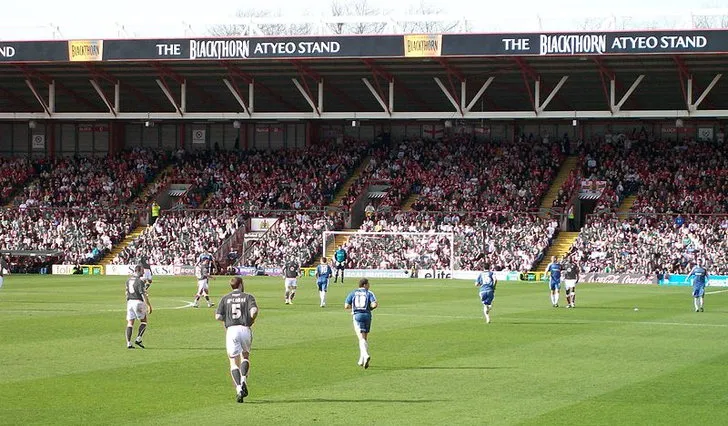 Trận đấu kịch tính giữa Bristol City và Cardiff City trên sân Ashton Gate