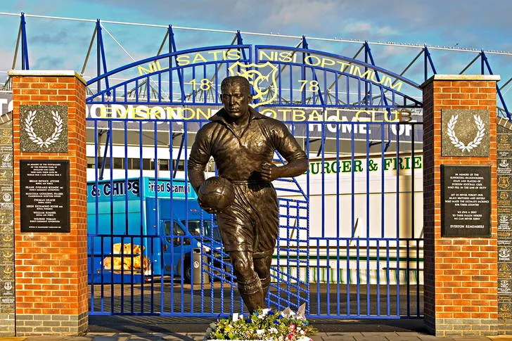Tượng đài Dixie Dean bên ngoài Goodison Park, biểu tượng của Everton