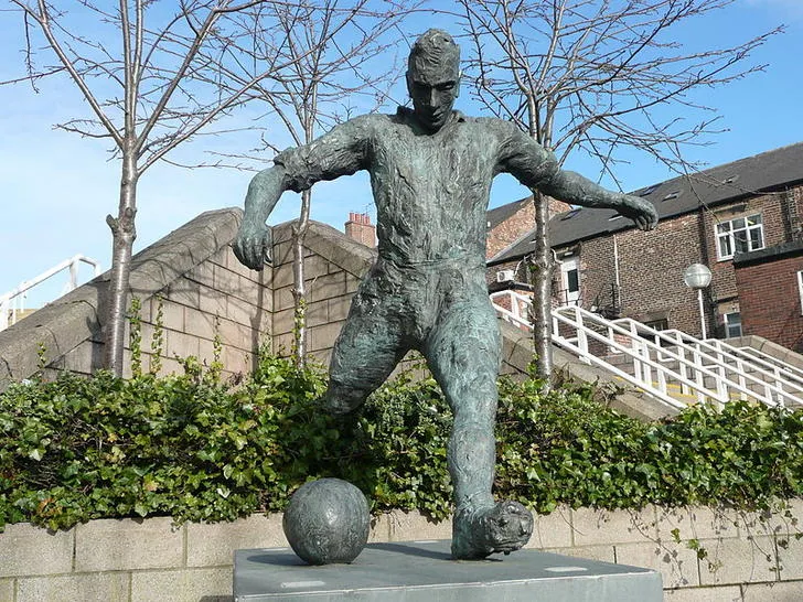 Tượng đài Jackie Milburn huyền thoại tại sân St. James' Park biểu tượng cho di sản Newcastle United