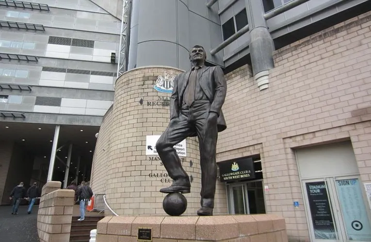 Tượng đài Sir Bobby Robson, huyền thoại Newcastle United, đặt trang trọng bên ngoài sân St. James' Park