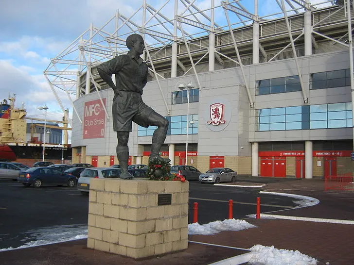 Tượng danh thủ George Hardwick bên ngoài Riverside Stadium