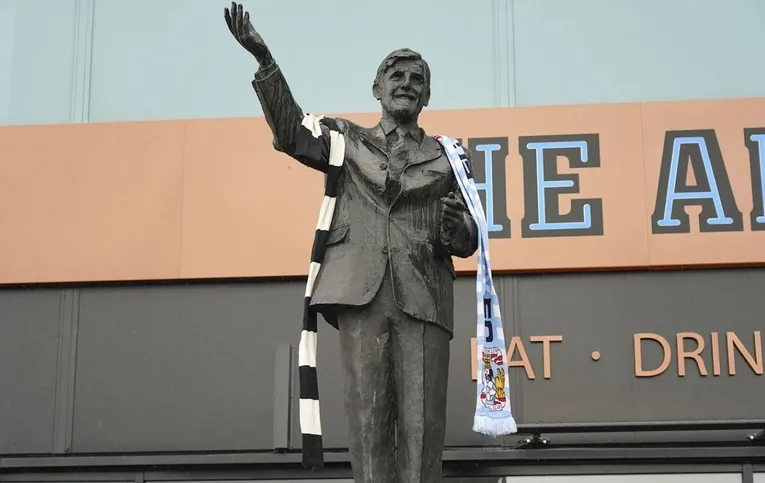 Tượng Jimmy Hill tại Coventry Arena, biểu tượng của Coventry City FC
