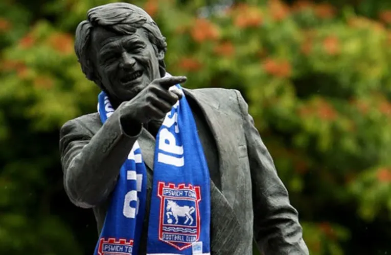 Tượng Sir Bobby Robson tại Ipswich Town FC