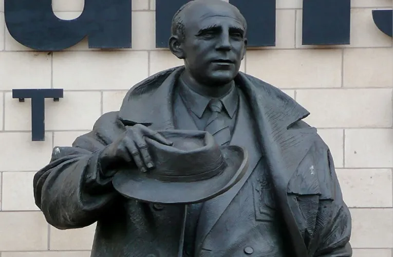 Tượng Stan Cullis sừng sững bên ngoài sân vận động Molineux