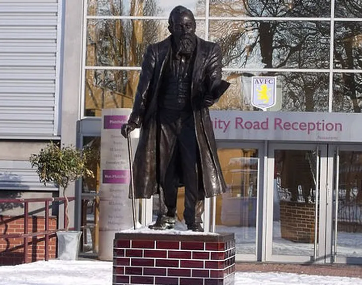 Tượng William McGregor bên ngoài khán đài Trinity Road của Villa Park