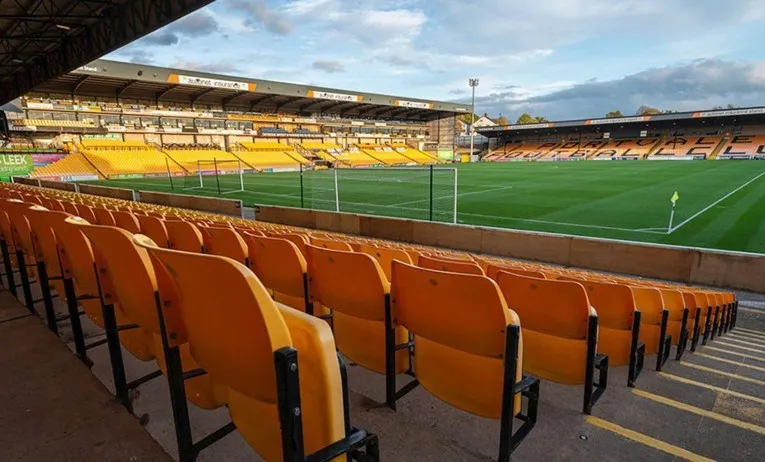 Vale Park nhìn từ sân